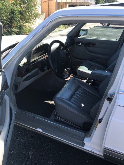 1987 White Mercedes-Benz 500-Series Sedan