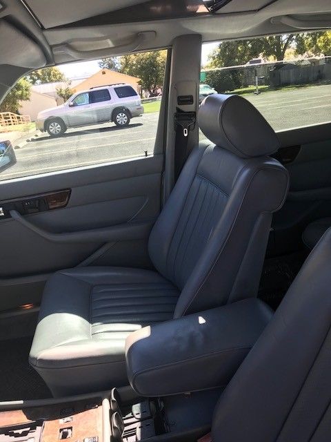 1987 White Mercedes-Benz 500-Series Sedan