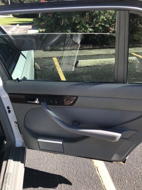 1987 White Mercedes-Benz 500-Series Sedan