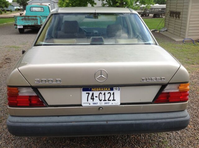 1987 Gold Mercedes-Benz 300-Series 4Door Sedan