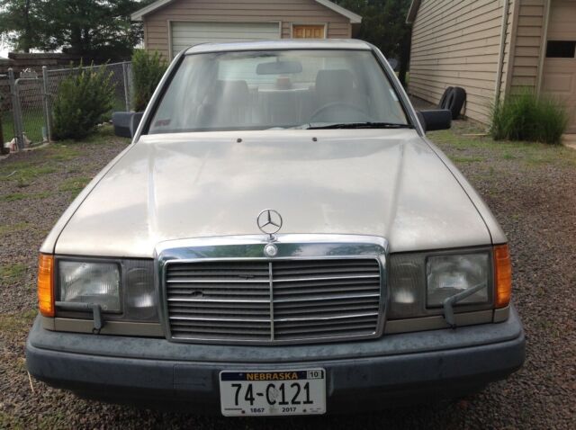 1987 Gold Mercedes-Benz 300-Series 4Door Sedan