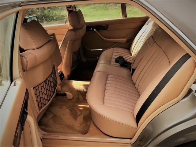 1987 silver brown Mercedes-Benz 300-Series Sedan