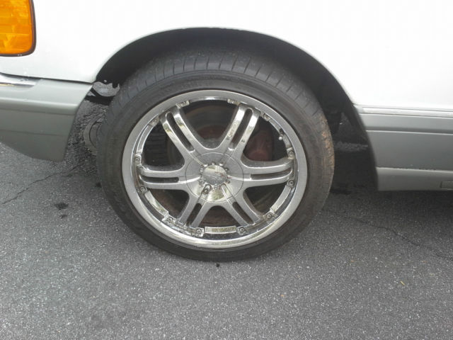 1987 White Mercedes-Benz 400-Series 4-Door