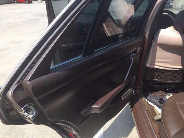 1987 Gold Mercedes-Benz 500-Series Sedan