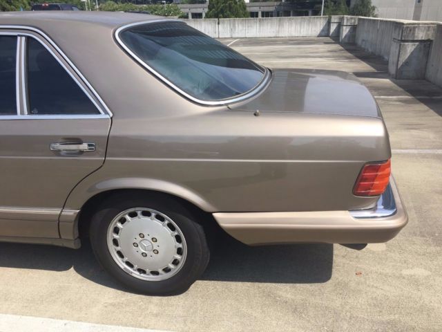 1987 Gold Mercedes-Benz 500-Series Sedan