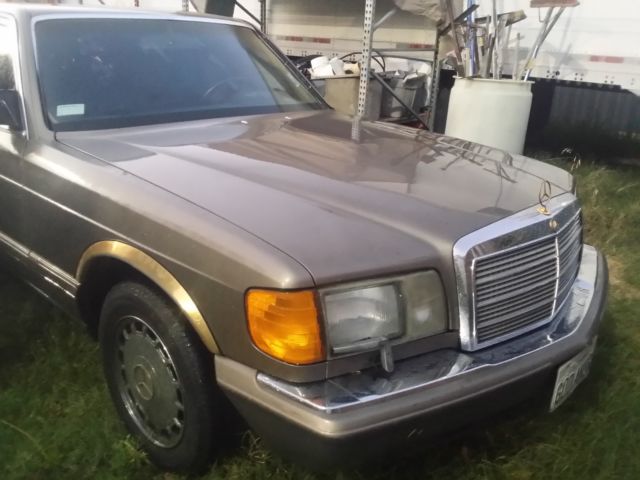 1987 gunstock grey/gold trim Mercedes-Benz 500-Series Sedan