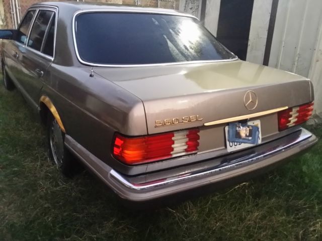 1987 gunstock grey/gold trim Mercedes-Benz 500-Series Sedan