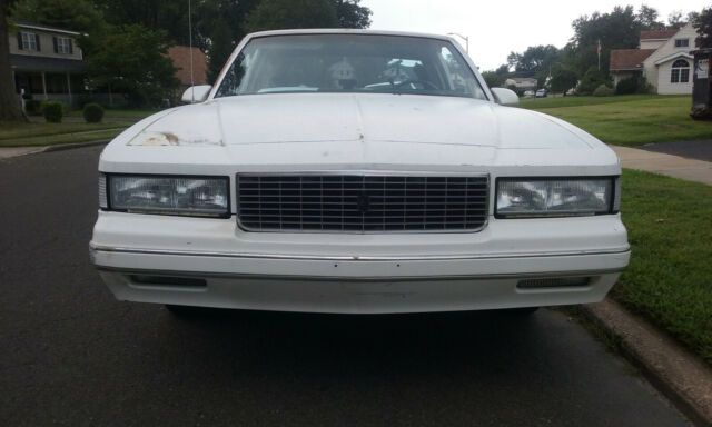 1987 White Chevrolet Monte Carlo Coupe