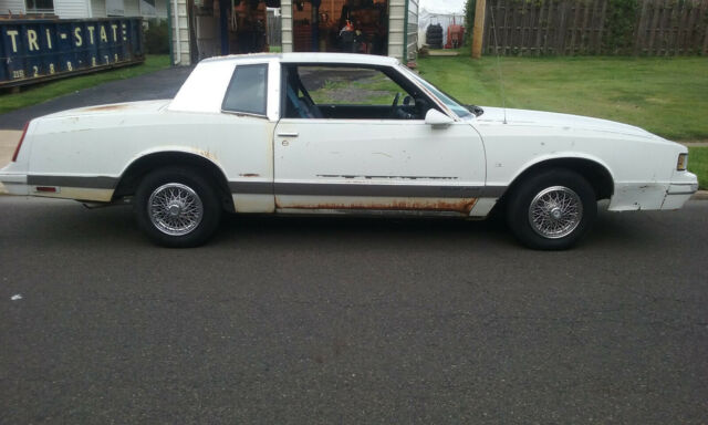 1987 White Chevrolet Monte Carlo Coupe