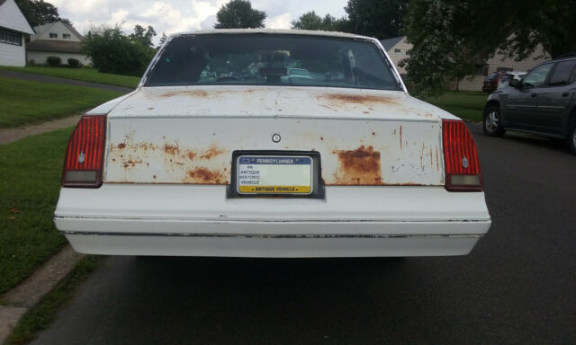 1987 White Chevrolet Monte Carlo Coupe