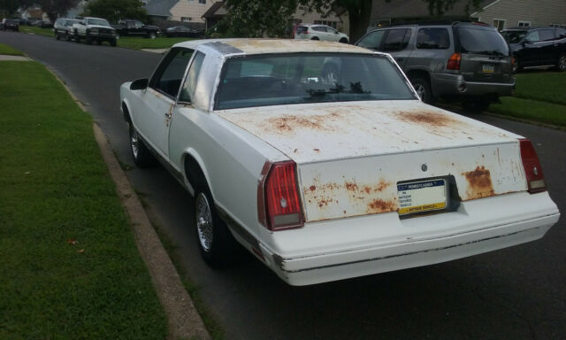 1987 White Chevrolet Monte Carlo Coupe