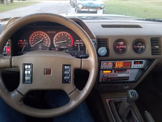 1987 White Nissan 300ZX Coupe
