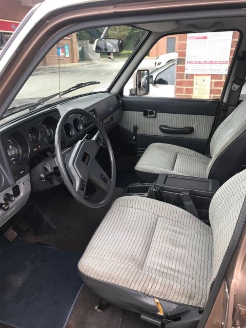 1987 Gold Toyota Land Cruiser SUV