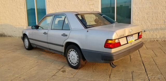 1988 Gray Mercedes-Benz 200-Series