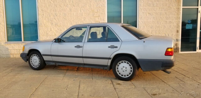 1988 Gray Mercedes-Benz 200-Series