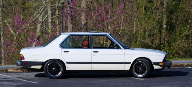 1988 White BMW 5-Series Sedan