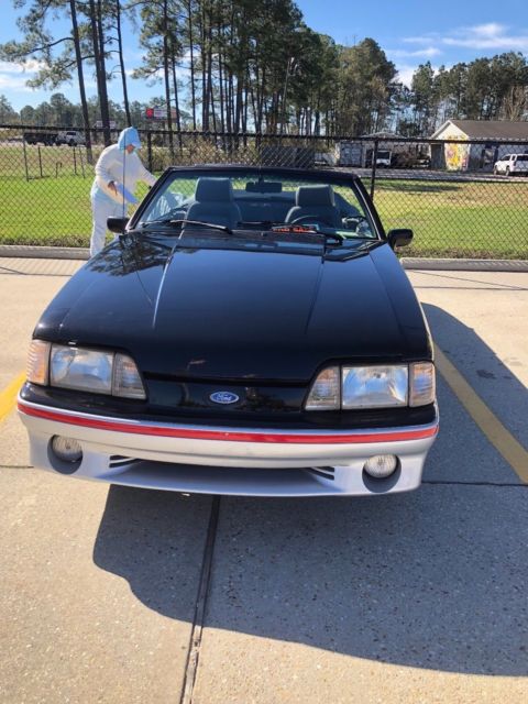 1988 Black/silver Ford Mustang Convertible