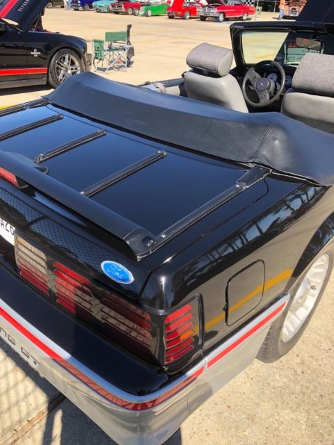 1988 Black/silver Ford Mustang Convertible