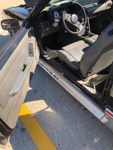 1988 Black/silver Ford Mustang Convertible