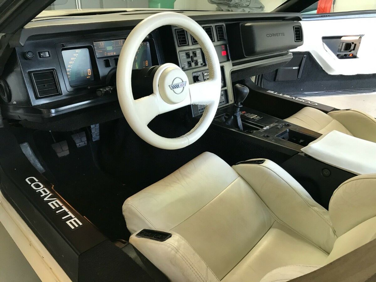 1988 White Chevrolet Corvette Coupe