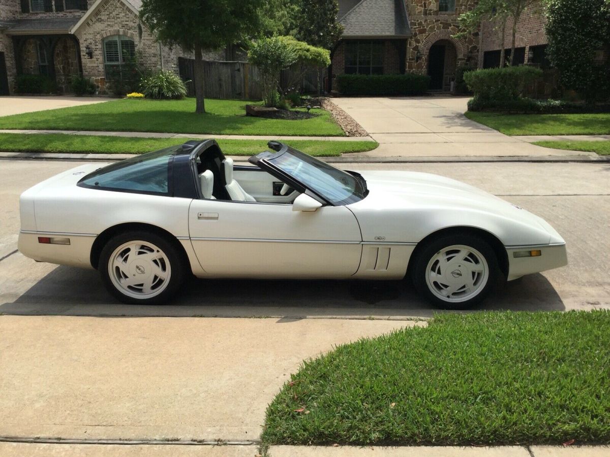 1988 White Chevrolet Corvette Coupe