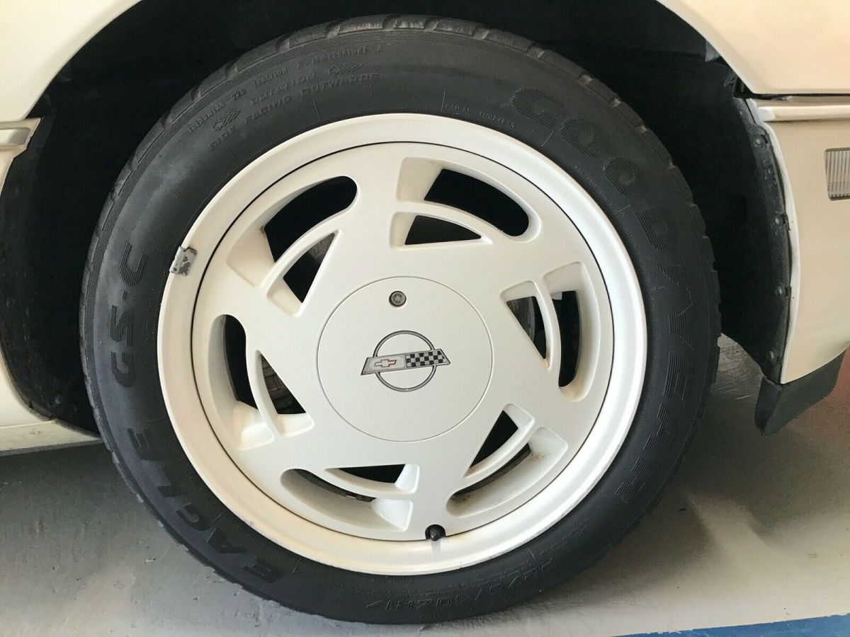 1988 White Chevrolet Corvette Coupe