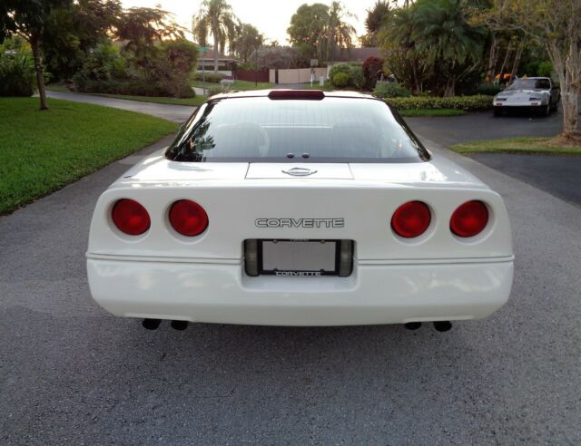 1988 White Chevrolet Corvette Coupe