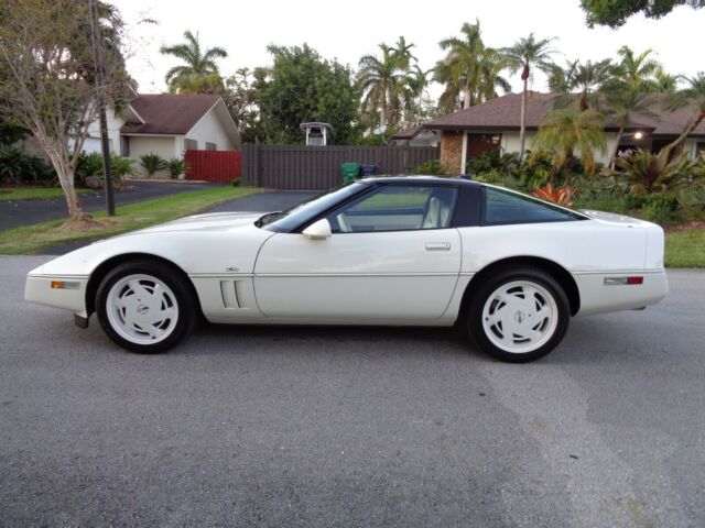 1988 White Chevrolet Corvette Coupe