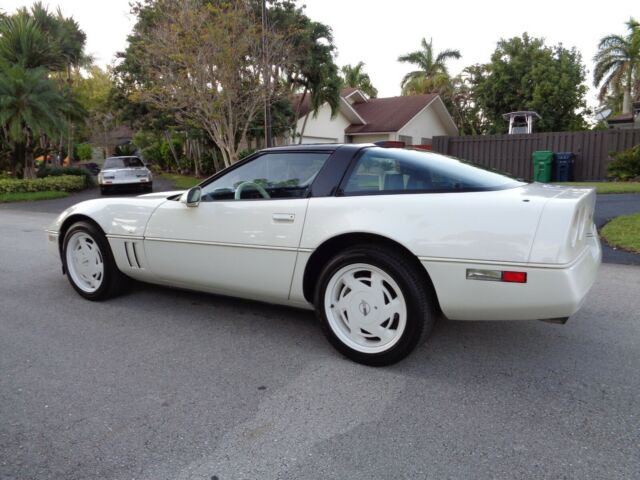 1988 White Chevrolet Corvette Coupe