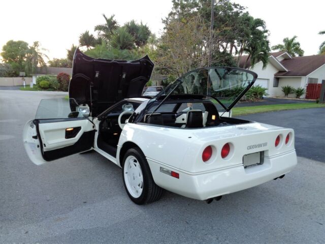 1988 White Chevrolet Corvette Coupe