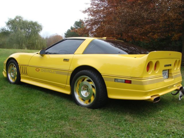 1988 Gold Chevrolet Corvette Coupe