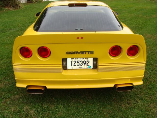 1988 Gold Chevrolet Corvette Coupe