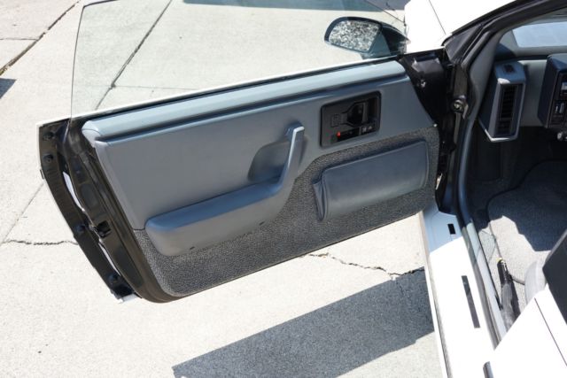 1988 White Pontiac Fiero Coupe