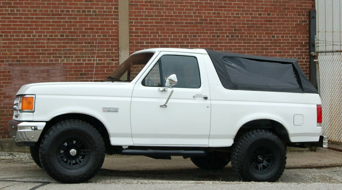 1988 White Ford Bronco SUV
