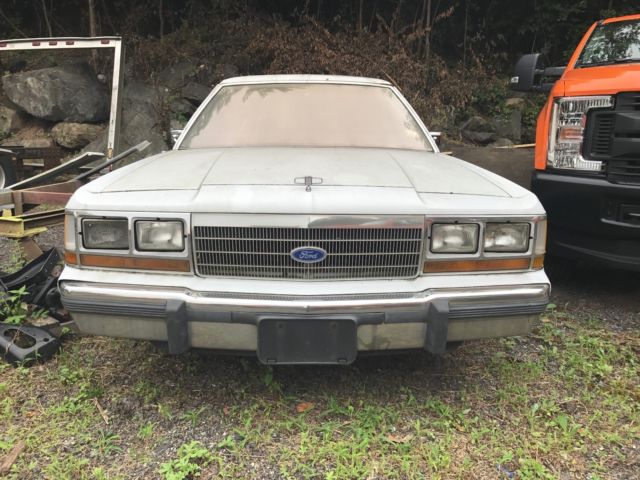 1988 White Ford Country Squire LDT Wagon Wagon