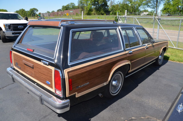 1988 Black Ford LTD Wagon