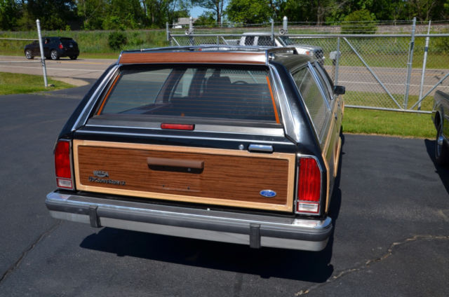 1988 Black Ford LTD Wagon