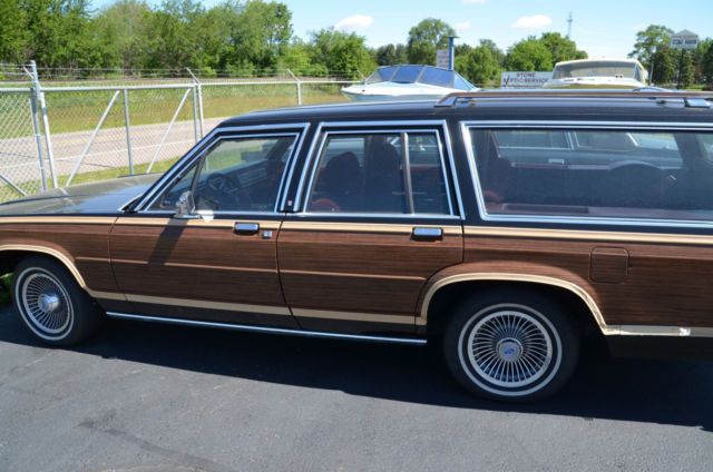 1988 Black Ford LTD Wagon
