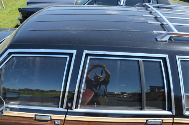 1988 Black Ford LTD Wagon