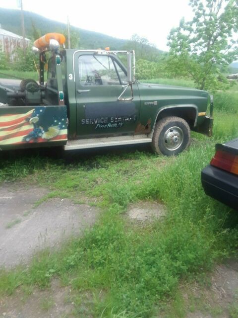 1988 Gray GMC Sierra 3500 tow truck