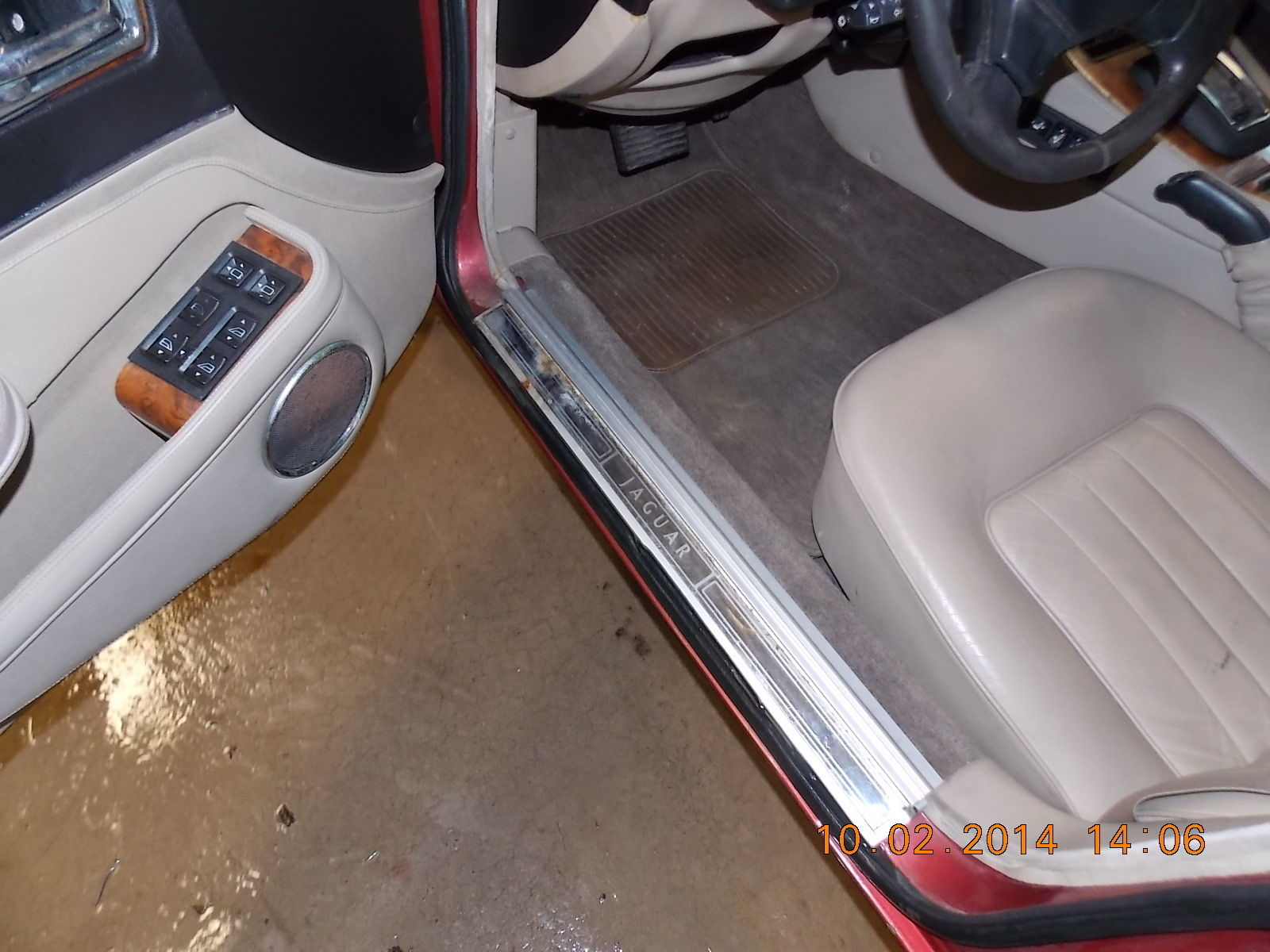 1988 Maroon Jaguar XJ6 Sedan