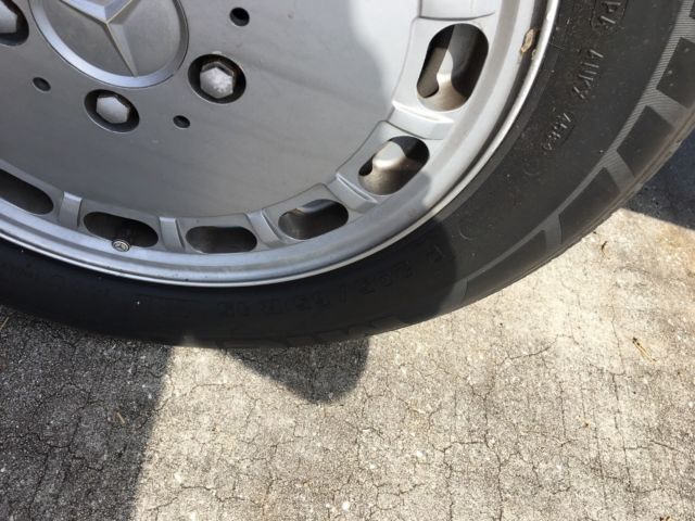 1988 Red Mercedes-Benz 500-Series Convertible