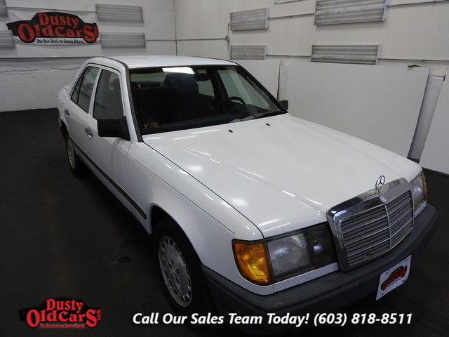 1988 White Mercedes-Benz 260 E Sedan