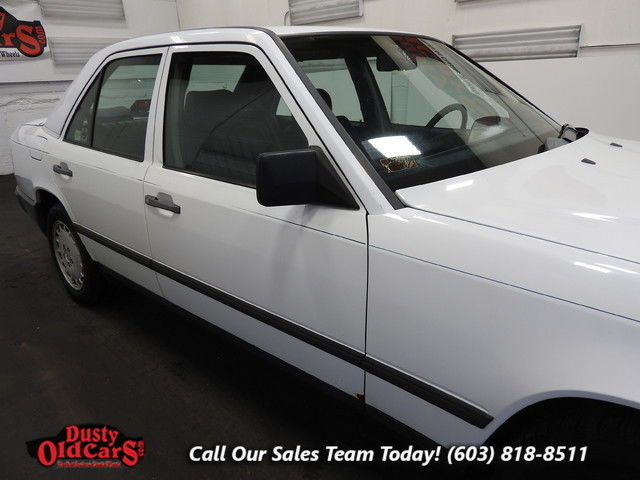 1988 White Mercedes-Benz 260 E Sedan