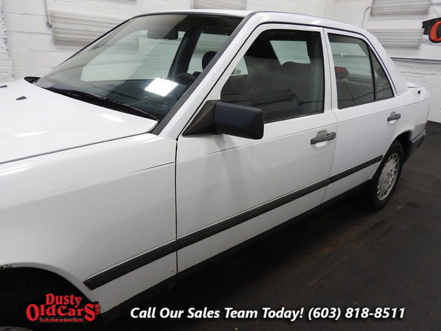 1988 White Mercedes-Benz 260 E Sedan