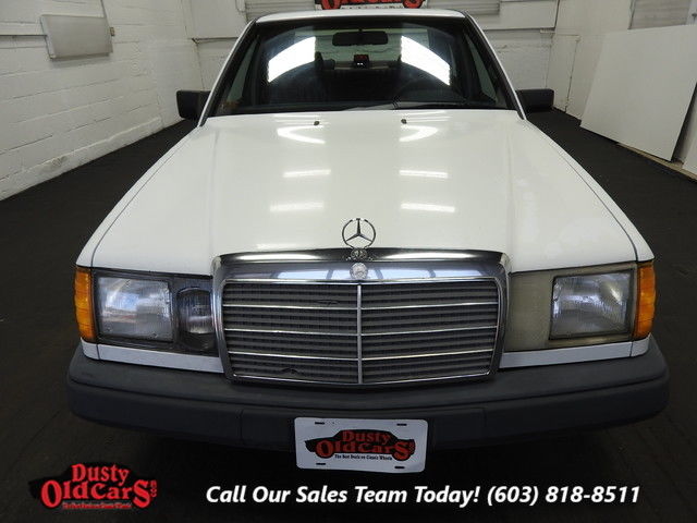 1988 White Mercedes-Benz 260 E Sedan