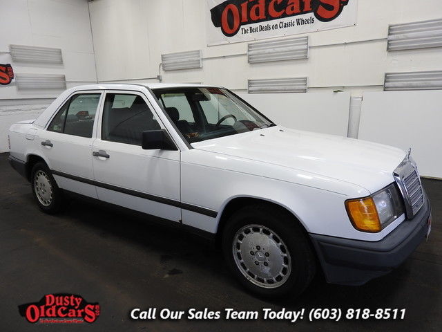 1988 White Mercedes-Benz 260 E Sedan