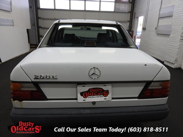 1988 White Mercedes-Benz 260 E Sedan