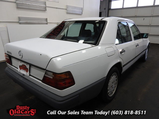 1988 White Mercedes-Benz 260 E Sedan