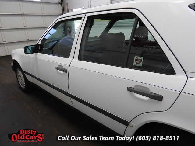 1988 White Mercedes-Benz 260 E Sedan